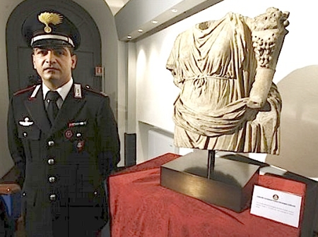 Il maresciallo capo dei Carabinieri Michele Speranza accanto al reperto recuperato