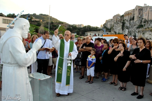 Don Francesco benedice la statua di Padre Pio - foto Libertino