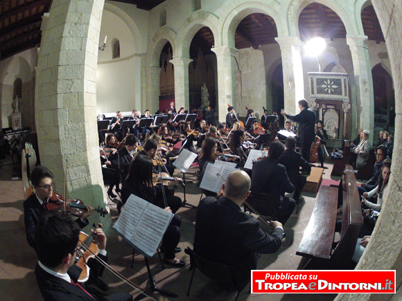 Il direttore Michele Santorsola con l'Orchestra del Conservatorio di Vibo Valentia - foto Libertino