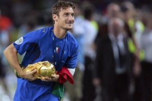 Francesco Totti Con la Coppa del Mondo conquistata dall'Italia nel 2006  - foto internet - 