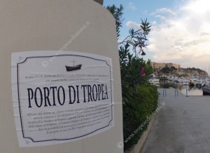Manifesto al porto Tropea - foto Libertino